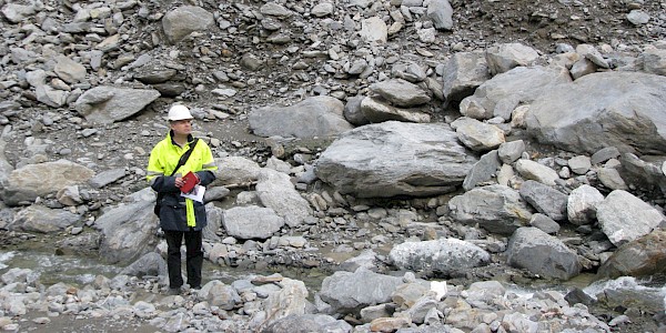 Geologe inspiziert Murgangablagerungen