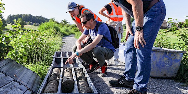 Geologe erläutert Bohrbefund